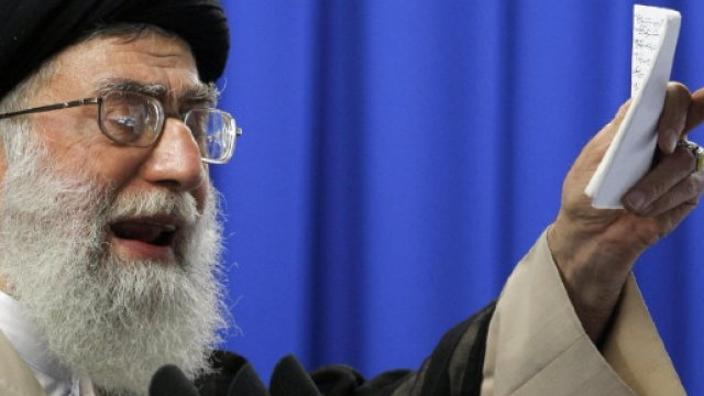 In alto, immagine dell'Ayatollah Khamenei
