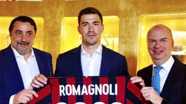La foto ufficiale di Romagnoli con Mirabelli e Fassone per il rinnovo del contratto (foto via Facebook - @AlessioRomagnoliOfficial