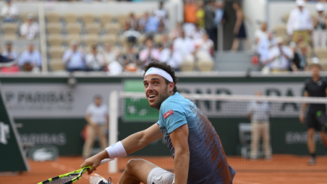 Marco Cecchinato incredulo dopo aver conquistato la semifinale del Roland Garros