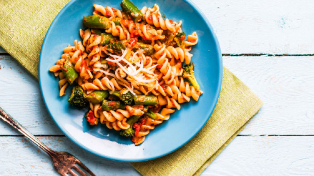 Piatti piccoli e colorati per mangiare meno