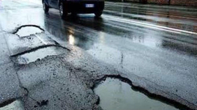 Roma: flop dell'asfalto magico, dopo 24 ore gi&agrave; si sbriciola
