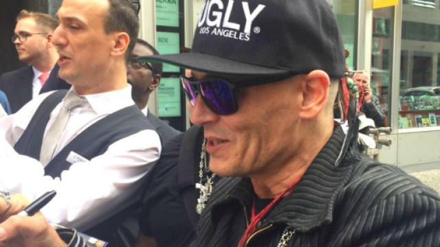 Depp firma gli autografi prima del concerto