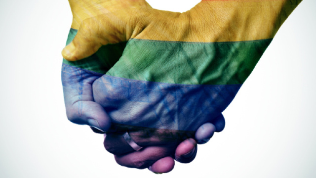 Mani unite simboleggiano le unioni gay