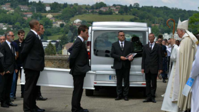 Obs&egrave;ques de Ma&euml;lys : les derniers adieux &eacute;mouvants &agrave; la fillette