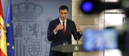 S&aacute;nchez comparece ante los medios para presentar al nuevo Ejecutivo. Public Domain.