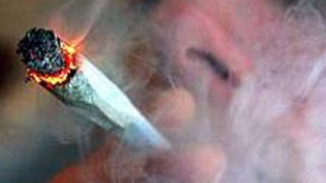 In foto, tra gli adolescenti diffuso il consumo dello spinello - dolcevitaonline.it