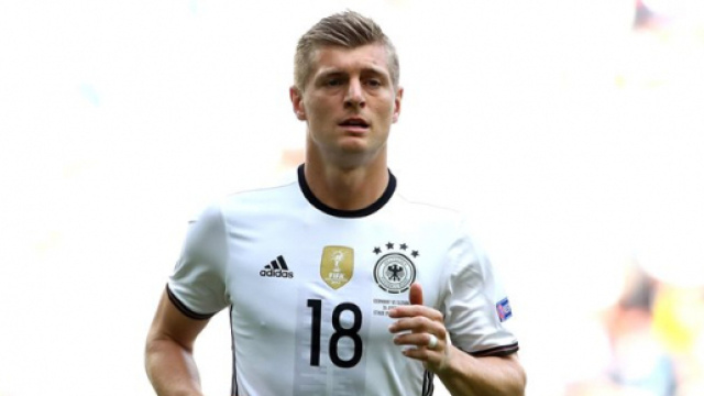 Toni Kroos prima disfa e poi rimedia lasciando aperta la qualificazione