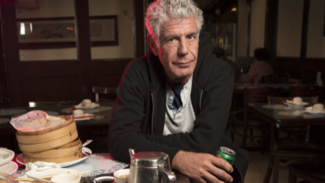 Anthony Bourdain si &egrave; suicidato: morto nella sua camera d'albergo