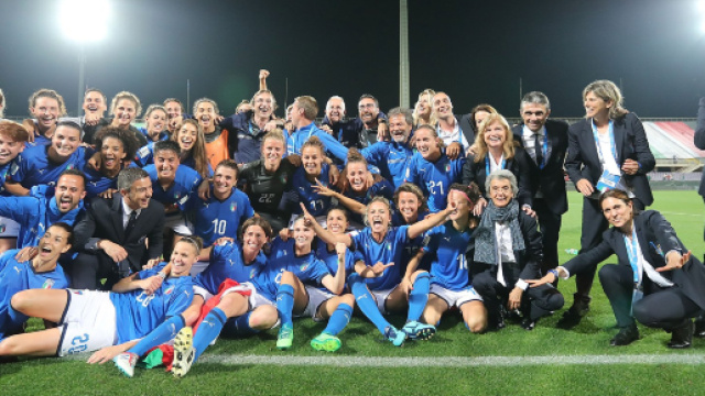 La festa delle azzurre, dopo il 3-0 contro il Portogallo.
