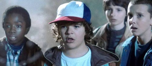 El actor que interpreta a Dustin en conjunto a sus amigos en 'Stranger Things'