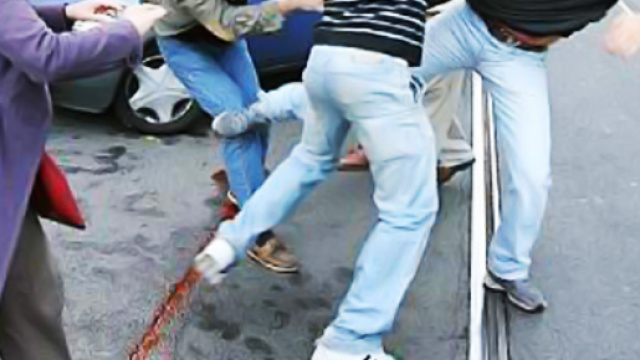 Maxi rissa tra rom a Milano dopo che un'auto si &egrave; scagliata contro 200 persone.