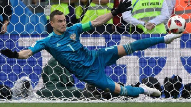 Akinfeev, portiere della Russia, para il rigore decisivo a Iago Aspas.