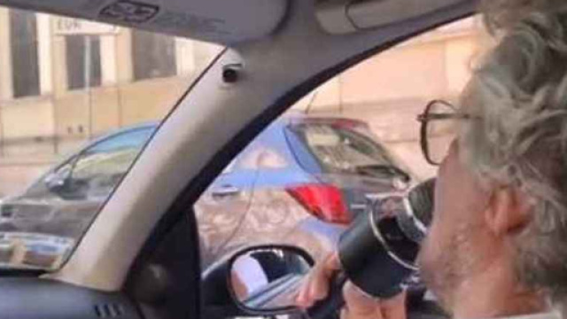 Beppe Grillo gira un video a Roma: 'Non c'&egrave; nemmeno una buca'