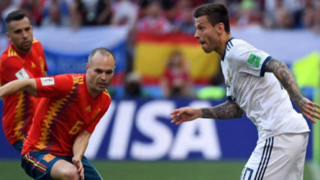 Fedor Smolov, attaccante della Russia, che dribbla il centrocampista spagnolo Iniesta.