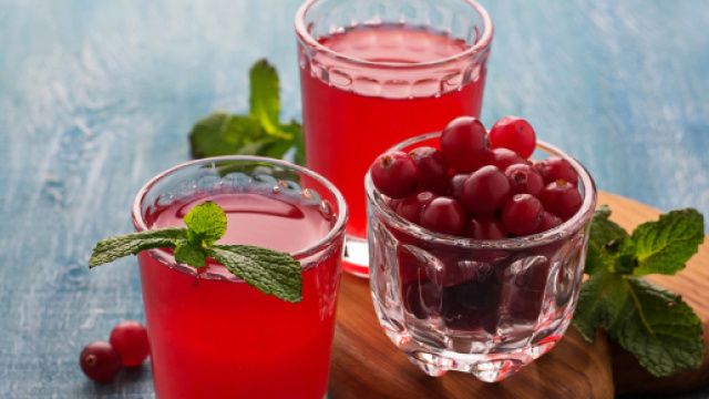 Succo di mirtillo rosso ed altri rimedi naturali per curare la cistite, infezione alle vie urinarie pi&ugrave; frequente in estate