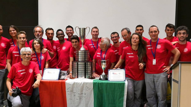 Il team al completo durante la premiazione all'American Solar Challenge
