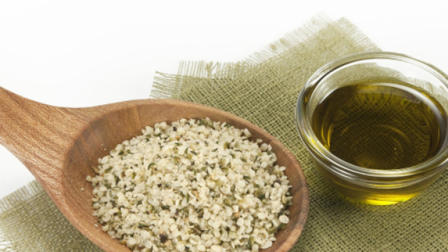 Le proteine contenute nell'olio di semi di canapa possono avere effetti benefici sulla pelle.