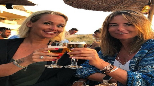 Paola Perego al mare con Sonia Bruganelli: quasi irriconoscibile agli occhi dei fan