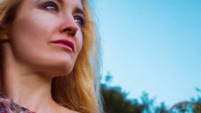 Ragazza indossa una camicia estiva