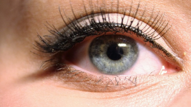 Rimuovere il trucco in maniera corretta, i consigli per l'estate