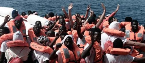 ITALIA / Matteo Salvini proh&iacute;be la llegada de un barco privado con 66 migrantes
