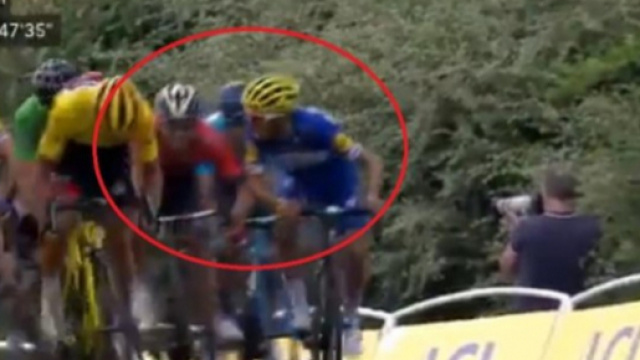 Il momento incriminato tra Alaphilippe e Colbrelli.