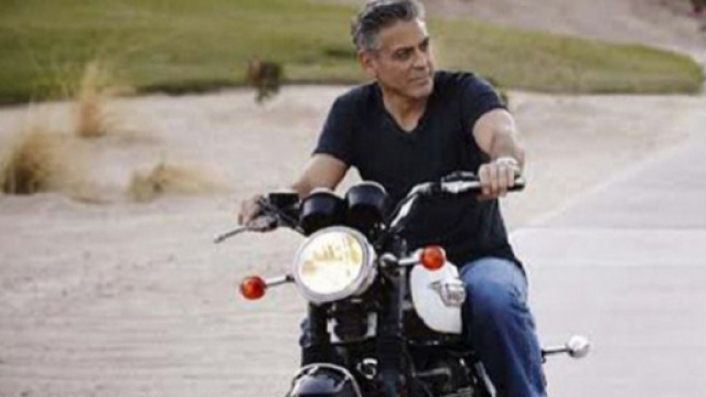 Incidente in moto per George Clooney in Sardegna: dimesso dall'ospedale