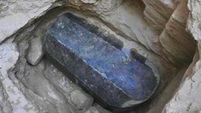 L'enorme ed ancora intatto sarcofago di granito nero ritrovato ad Alessandria d'Egitto - rebrn.com