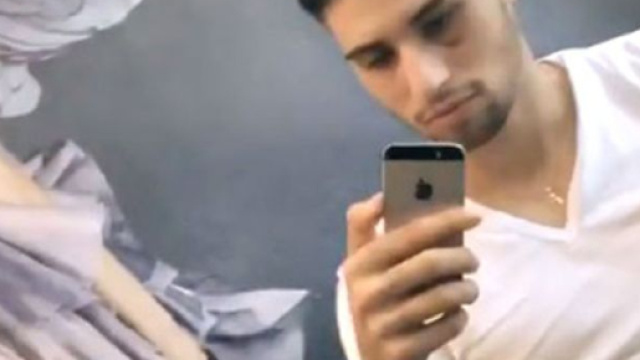 Niccol&ograve; Bettarini mostra l'occhio nero sui social