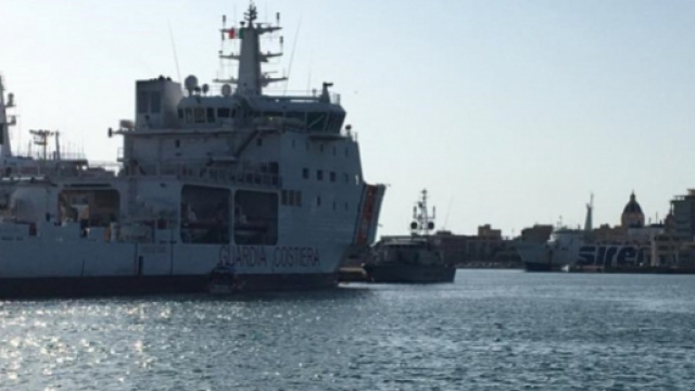 La nave 'Diciotti' al porto di Trapani