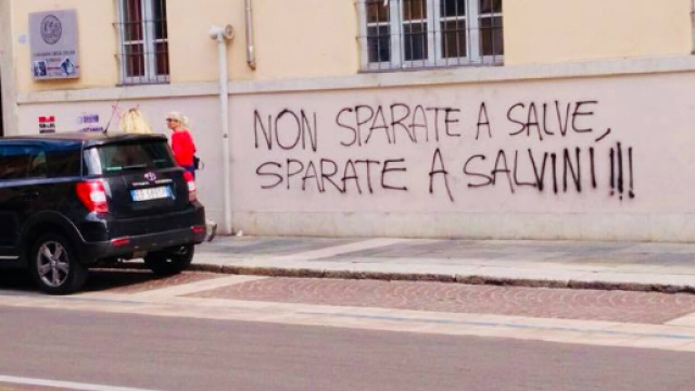 La scritta minacciosa contro Salvini su un muro della citt&agrave; di Parma