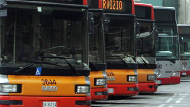 Milano, migrante minaccia con coltello turisti alla stazione dei bus, fermato (VIDEO)