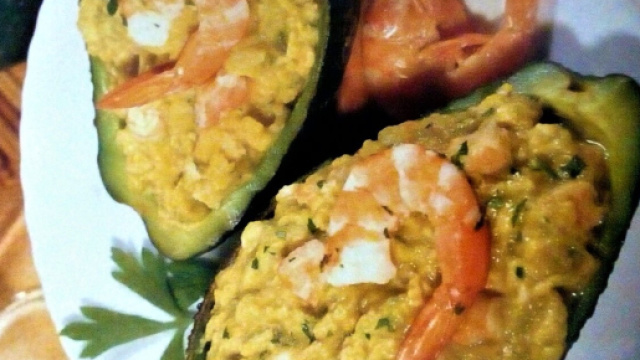 Ricette veloci e d'effetto: coppette di avocado e gamberi