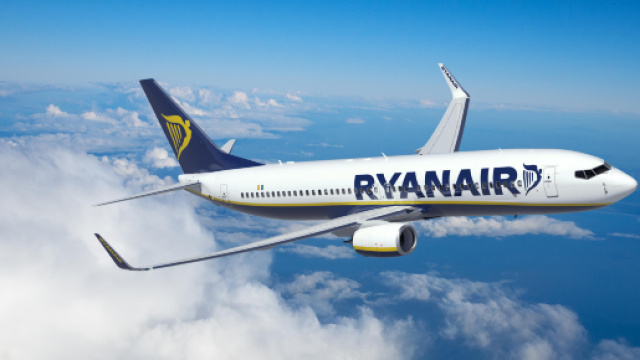 Ryanair, abbassamento di pressione su un volo: 33 passeggeri in ospedale