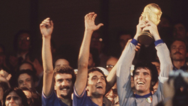 Italia-Germania 3-1, Mondiali 1982: Dino Zoff leva al cielo la Coppa del Mondo
