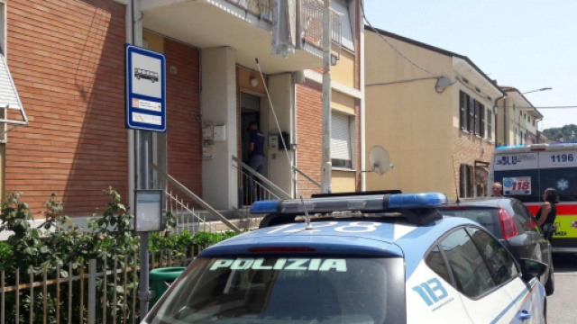 Pesaro: donna uccisa in casa, si cerca l'assassino |Tgcom24 - mediaset.it