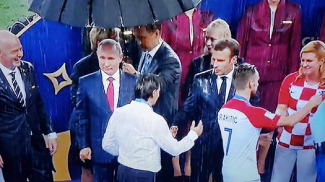 Putin riparato da un ombrello sotto il diluvio di Mosca