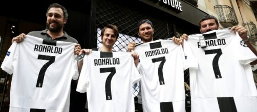 Cristiano Ronaldo ya est&aacute; en Italia y los aficionados le han recibido con mucha alegr&iacute;a