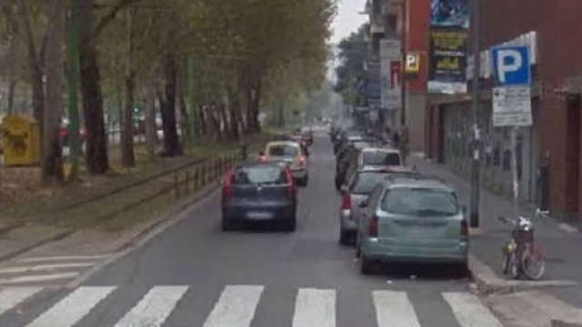 Milano, uomo si d&agrave; fuoco in strada davanti la polizia (FOTO)
