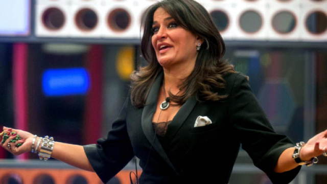 Aida Nizar girando uno spot cade dallo scooter