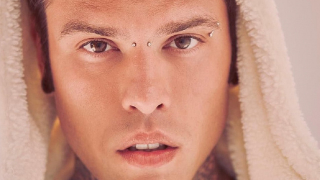 Gossip: Fedez commenta Temptation Island e scatena l'ilarit&agrave; del web.
