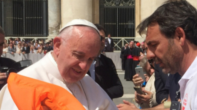Il fondatore della Ong spagnola Proactiva Open Arms, Oscar Camps, insieme a papa Francesco