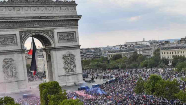 Les Bleus f&ecirc;tent leur victoire avec les fran&ccedil;ais sur l'avenue des Champs-Elys&eacute;es