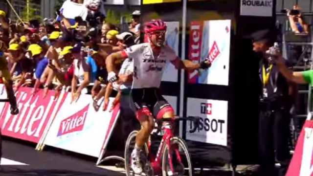 Tante cadute nella tappa sul pav&egrave; vinta da John Degenkolb