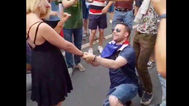 Une demande en mariage rat&eacute;e sur les Champs-Elys&eacute;es