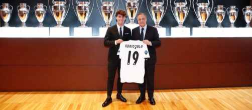 El Real Madrid presenta a &Aacute;lvaro Odriozola en el Santiago Bernab&eacute;u