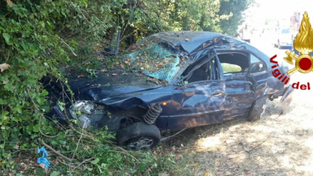 Calabria: auto sbanda e finisce fuori strada, due morti (foto di repertorio)