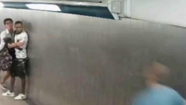 Ragazzo italiano di 20 anni placca uno spacciatore nigeriano