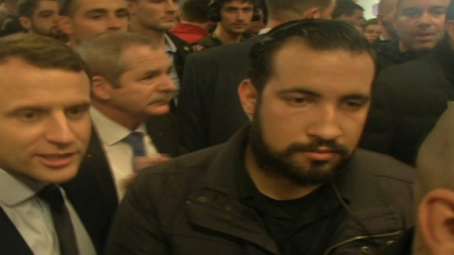 Alexandre Benalla, collaborateur d'E. Macron, mis &agrave; pied pour violences puis r&eacute;int&eacute;gr&eacute;