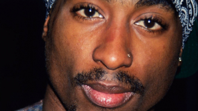 La storia della disgrazia economica di Tupac Shakur.